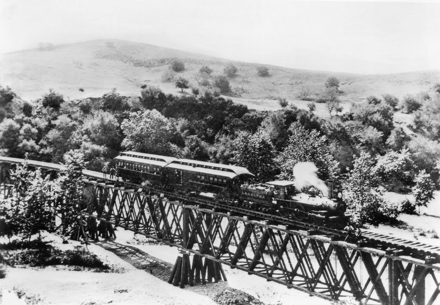 Train de la Los Angeles and San Gabriel Railroad sur le pont de Garvanza, le premier trestle au-dessus de l’Arroyo Seco, approchant Highland Park depuis South Pasadena, vers 1885