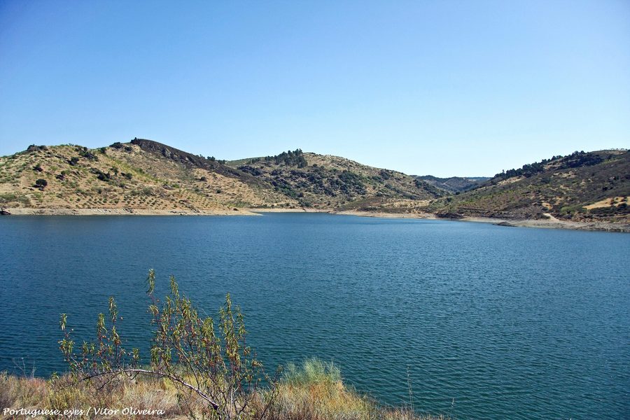 Paysage de réservoir de la Barragem de Eucísia au Portugal