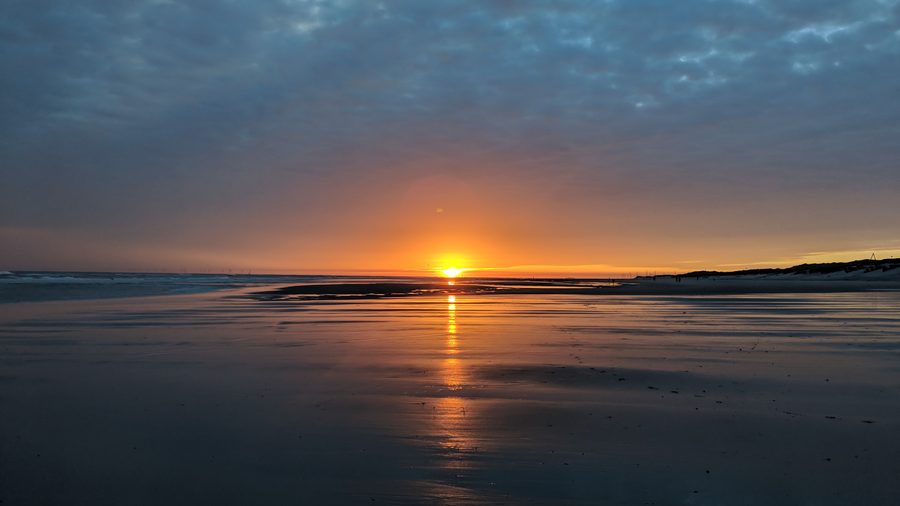 Plage principale de Wangerooge à marée basse à l’aube