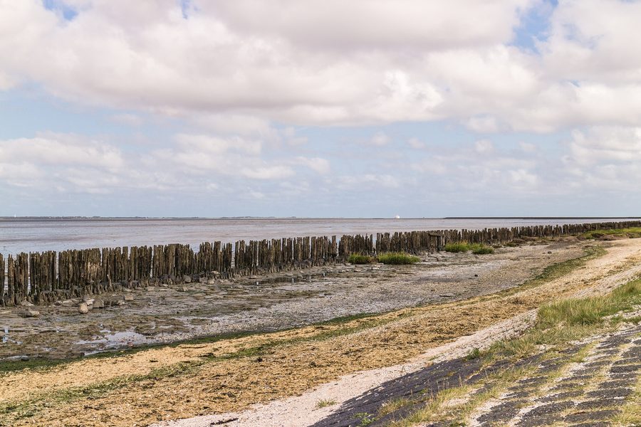 La mer des Wadden derrière la digue de mer près de Paesens-Moddergat