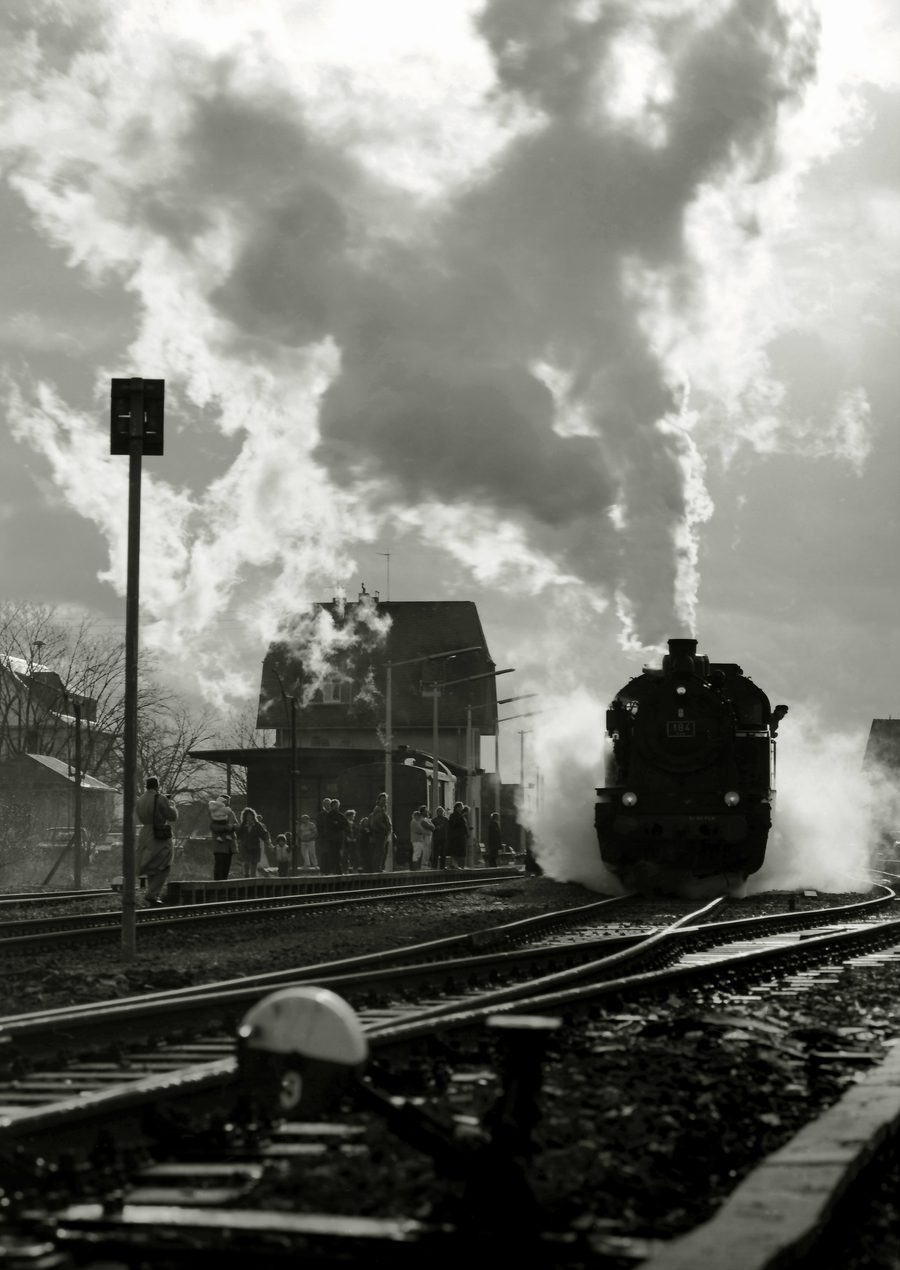 Locomotive historique ELNA 184 avec un train de la Nassauische Touristikbahn en gare de Wiesbaden-Dotzheim