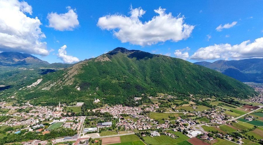 Vue aérienne de la commune de Santorso au pied du Monte Summano