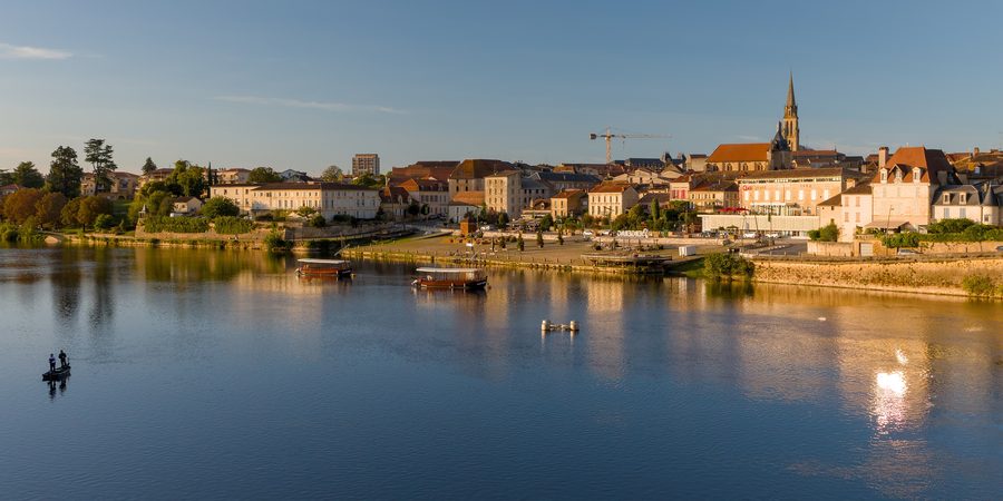 Vue de la Dordogne et du centre-ville de Bergerac depuis la rive opposée