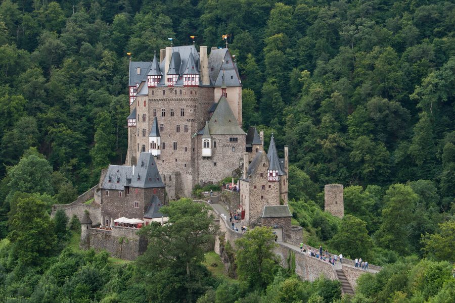 Château d’Eltz près de Wierschem dans le paysage boisé de l’Eifel