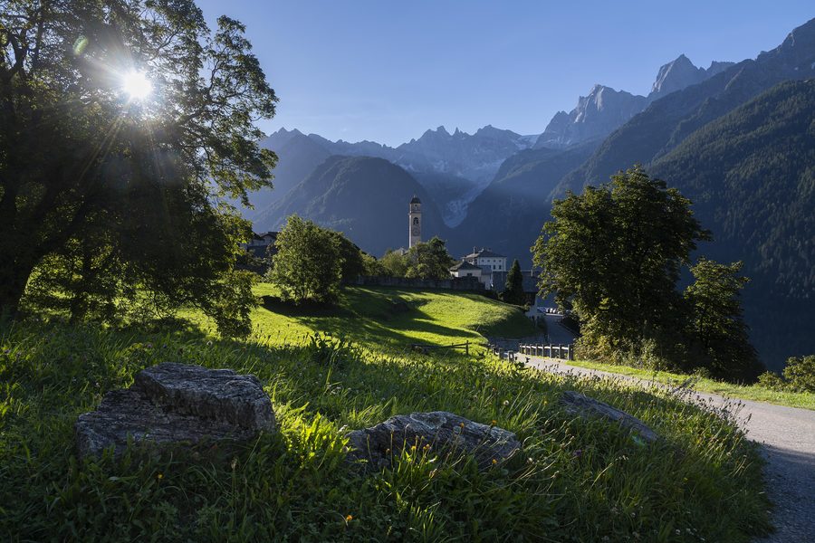 Soglio au petit matin avec des montagnes en arrière-plan