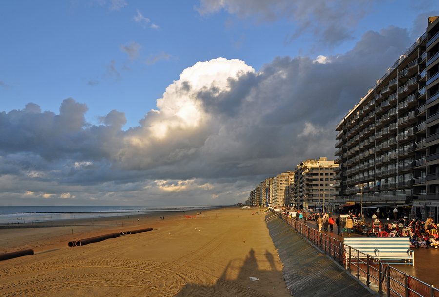 Plage de sable de Westende sur la côte belge de la mer du Nord