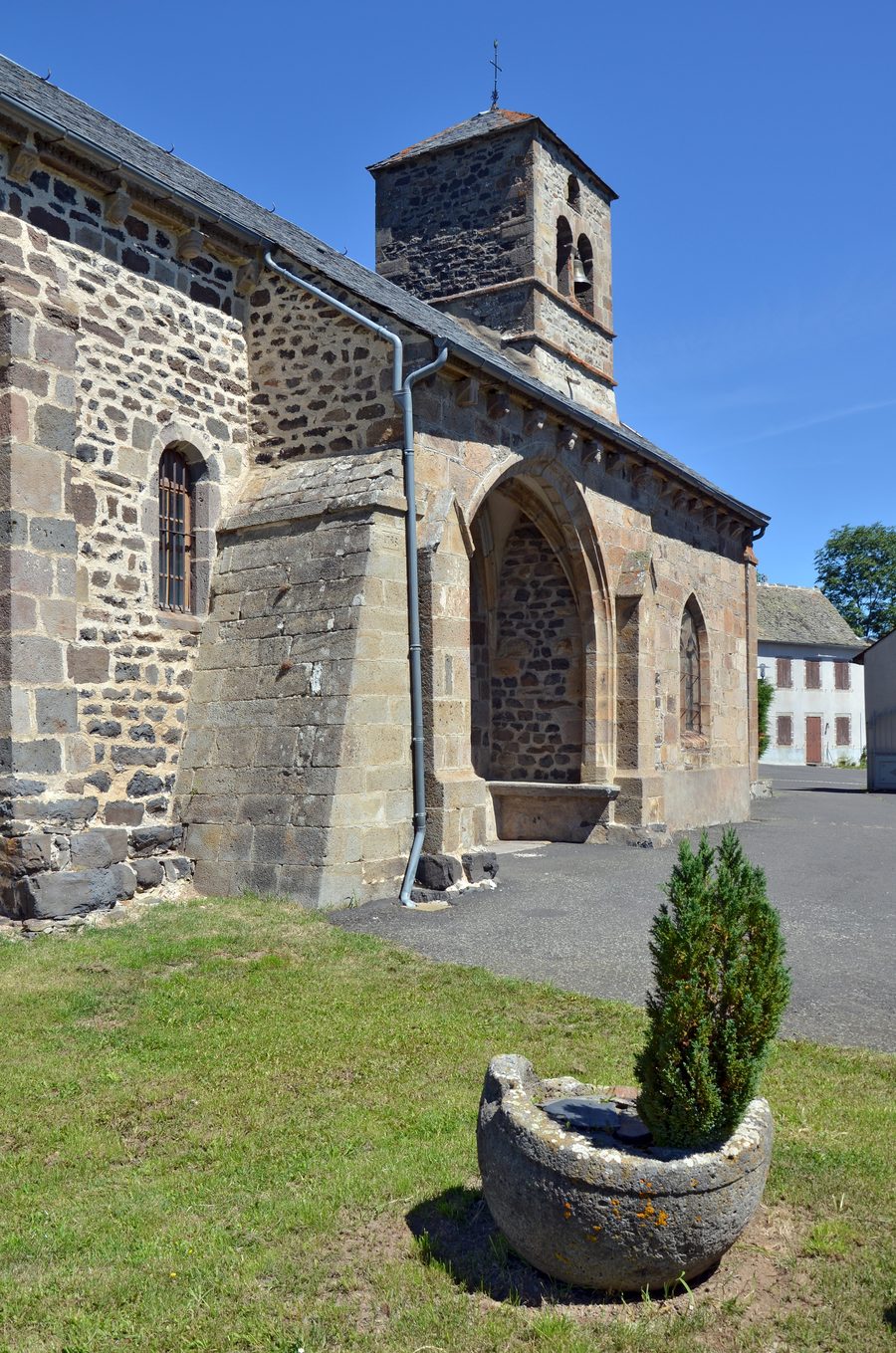Vue extérieure de l’Église Saint-Caprais à Vèze dans le département du Cantal