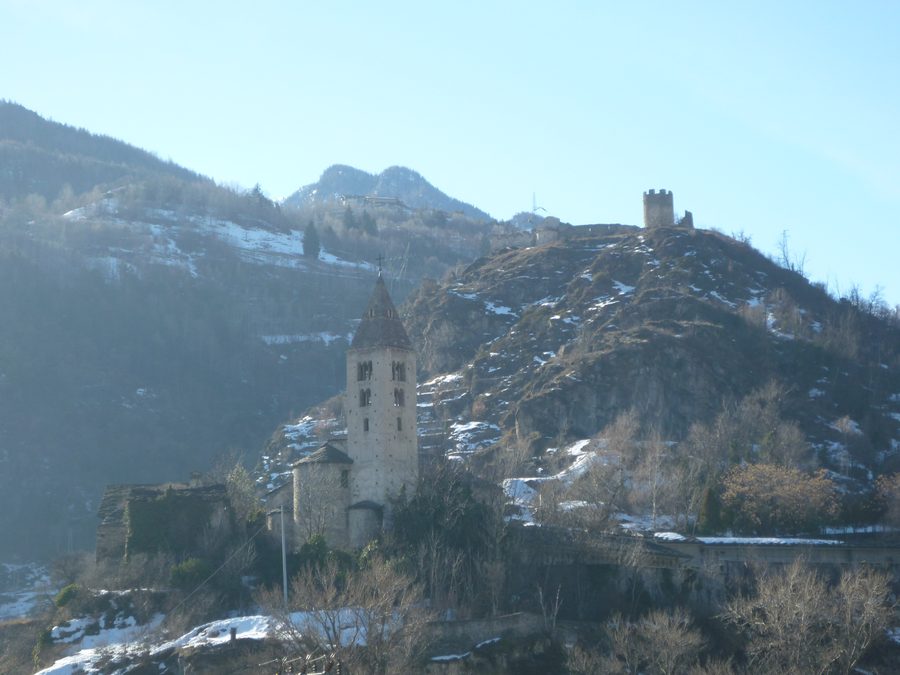 Châtel-Argent et église à Villeneuve dans la Vallée d’Aoste