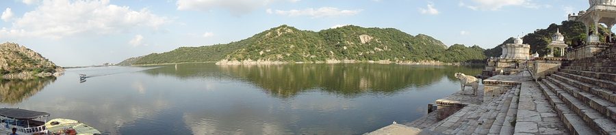 Vue panoramique sur le lac de Jaisamand au Rajasthan, Inde