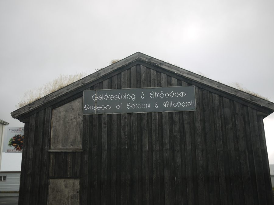 Panneau extérieur du Museum of Icelandic Sorcery and Witchcraft à Hólmavík