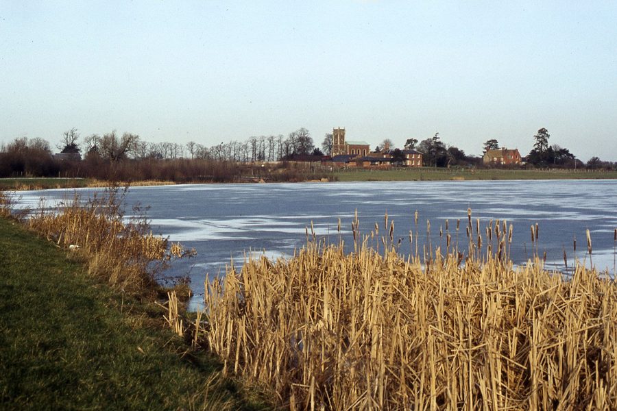 Willen Lake avec vue sur le village de Willen à Milton Keynes
