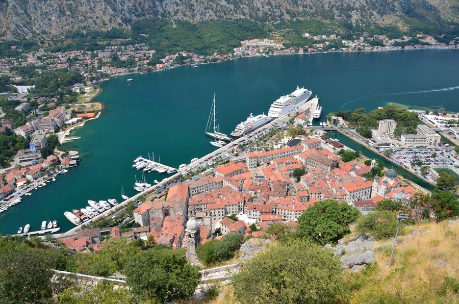 Vue sur la vieille ville historique de Kotor depuis le sentier menant à la forteresse Saint-Jean