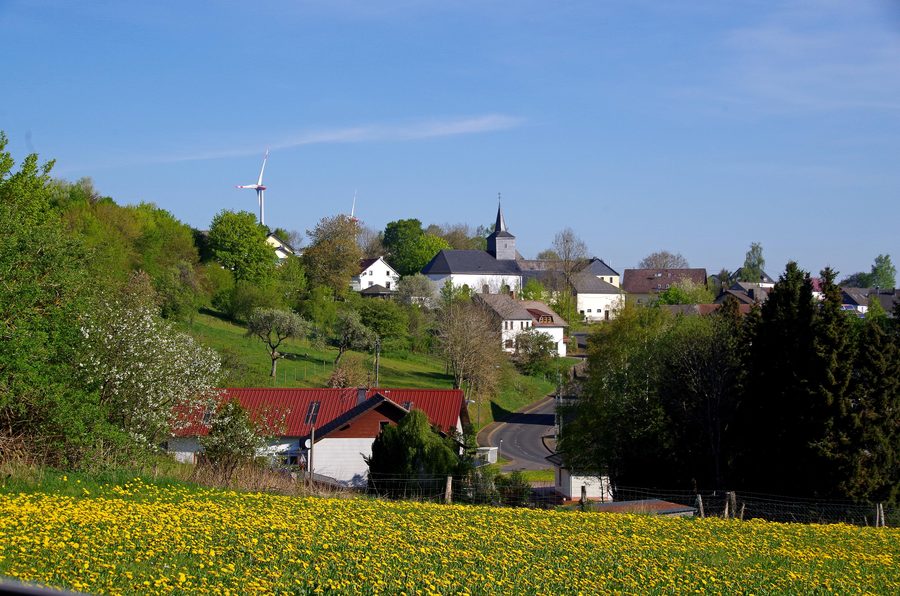 Schönfeld près de Stadtkyll vu du sud avec le paysage environnant