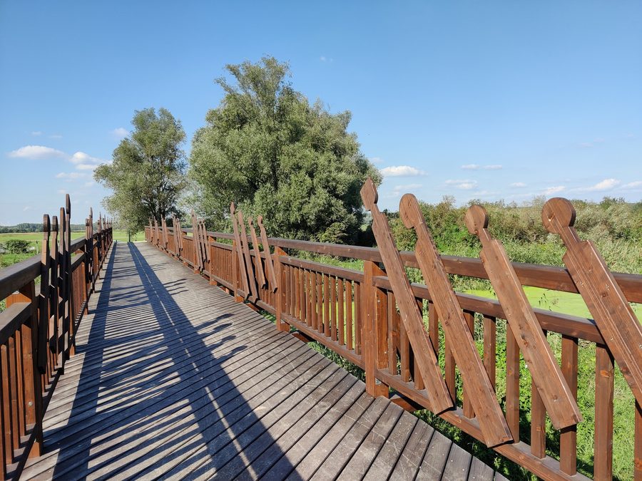 Pont reconstruit d’Andau au-dessus du canal Einserkanal dans le paysage ouvert