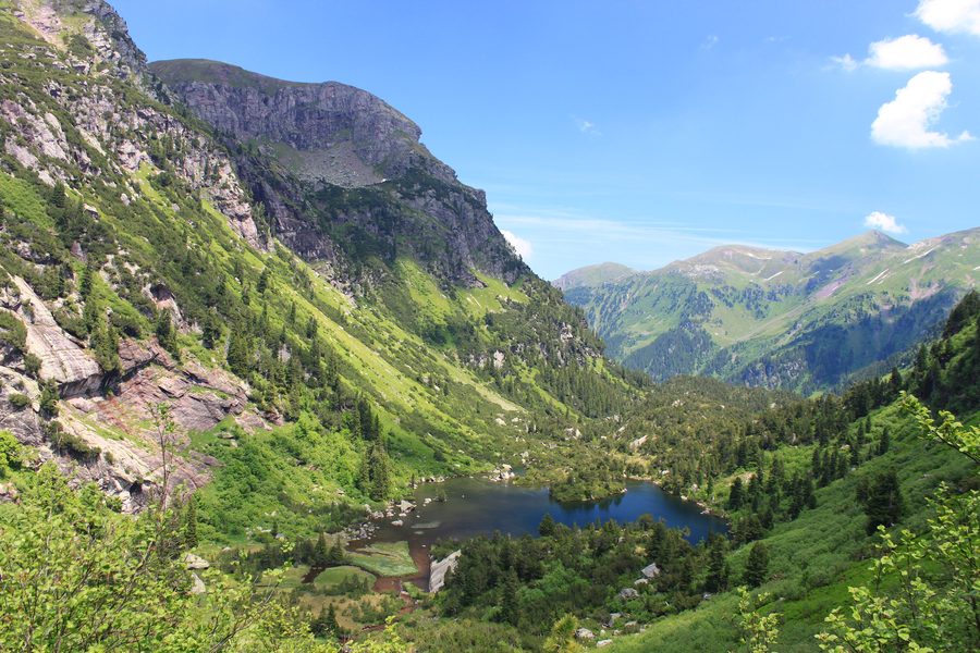 Vue sur l’Unter Murgsee dans la vallée de la Murg près de Quarten