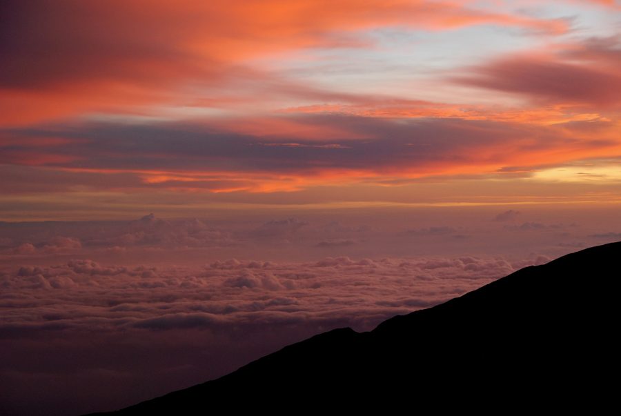 Lumière du lever du soleil au-dessus du cratère du Haleakalā à Maui.