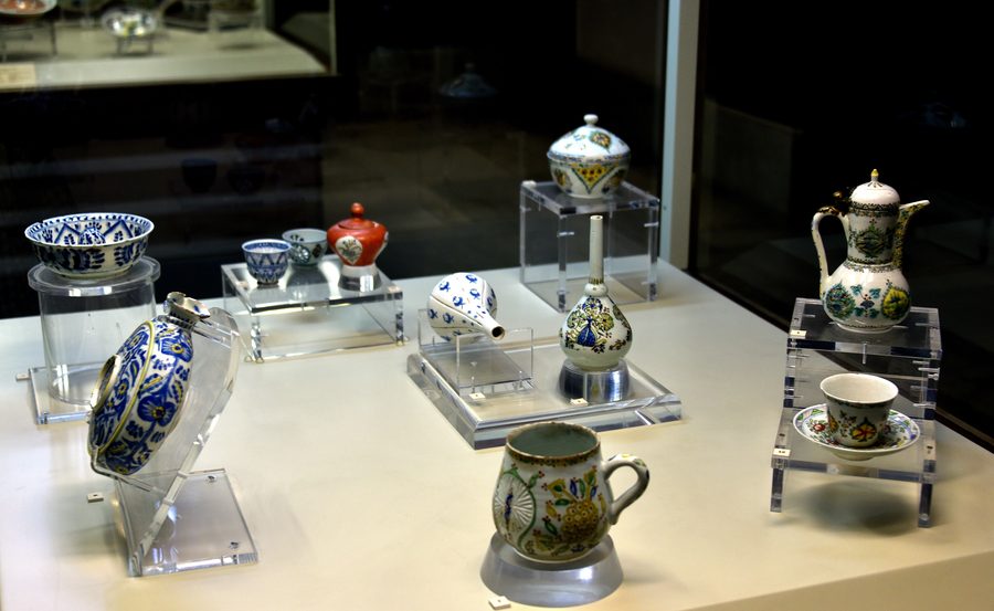 Céramique historique de Kütahya avec des motifs de carreaux colorés dans le kiosque carrelé du Musée d’art islamique à Istanbul