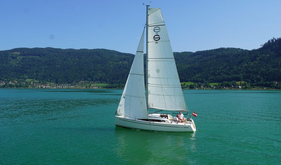 Voilier sur le lac d’Ossiach en Carinthie