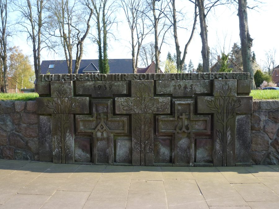 Monument aux morts à l’entrée de l’église Vicelin à Pansdorf, Ratekau