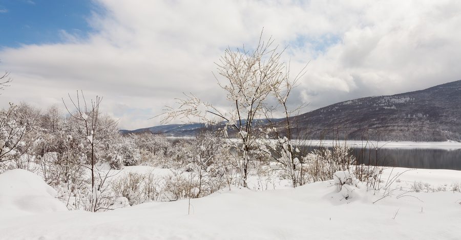Vue sur le lac de Mavrovo dans le paysage montagneux