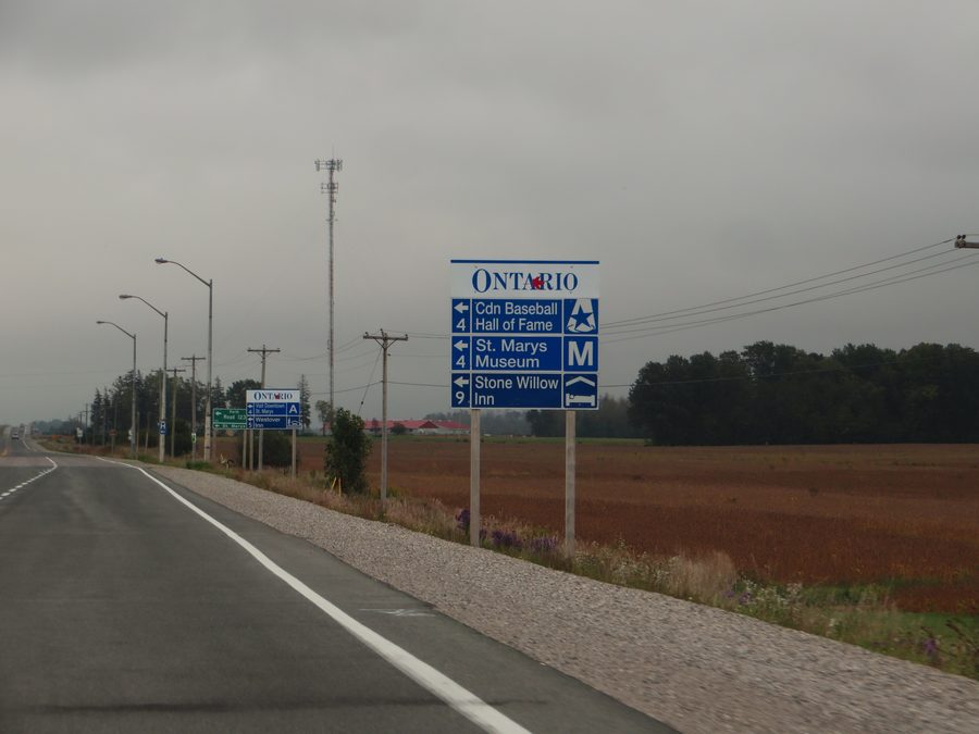 Route vers St. Marys en Ontario avec le paysage autour de la localité