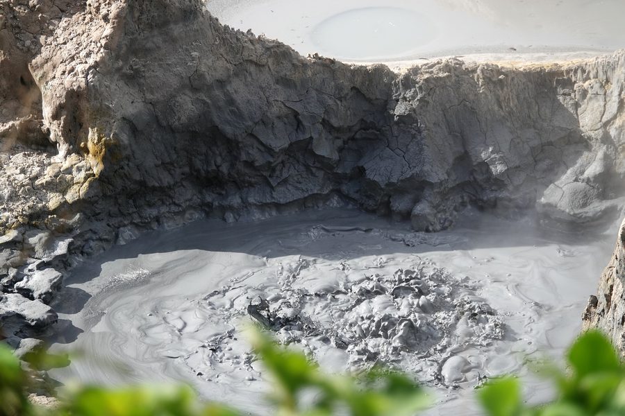 Bain de boue sombre et soufré aux Sulphur Springs, à Sainte-Lucie.