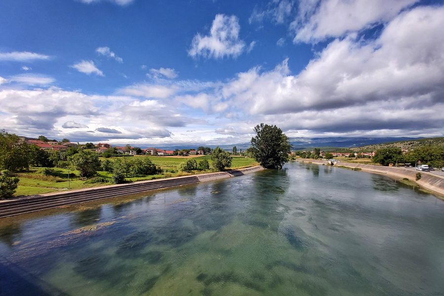 Vue sur la rivière Cetina depuis le pont de Trilj
