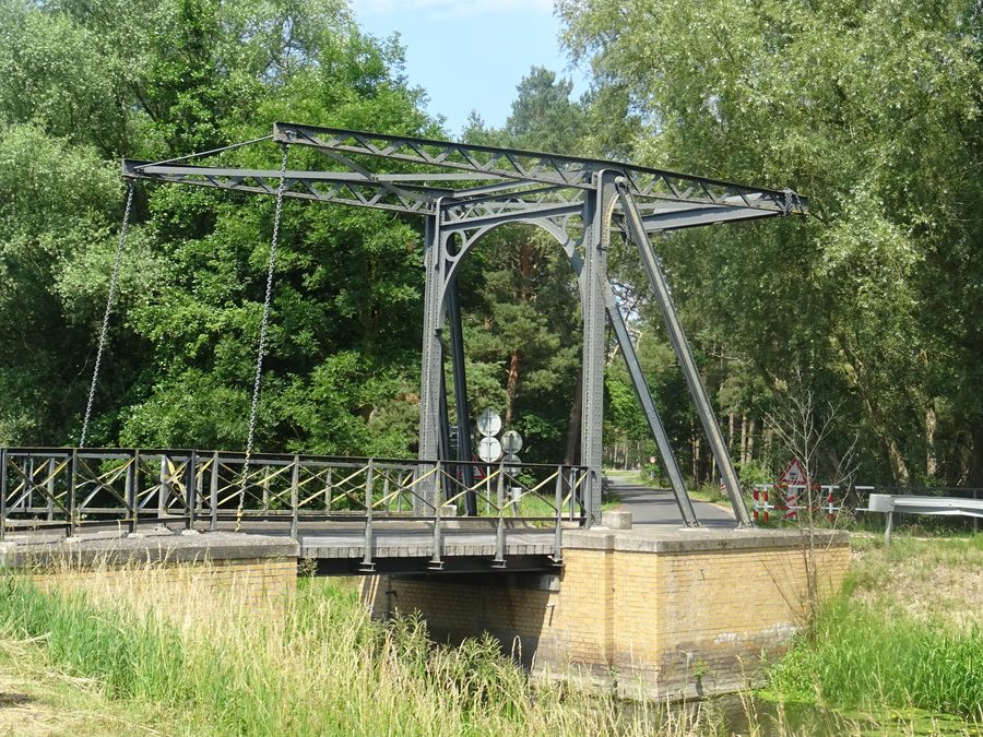 Pont-levis classé monument historique dans la forêt de Schwiesow, dans la commune de Groß Schwiesow