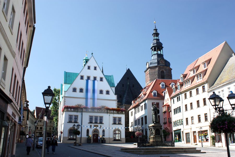Place du marché de Lutherstadt Eisleben avec l’hôtel de ville, le monument à Luther et l’église Saint-Andreas