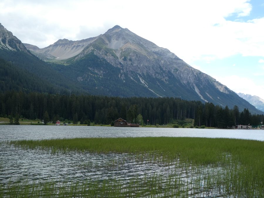 Le Lenzer Horn au-dessus du Heidsee près de Lenzerheide