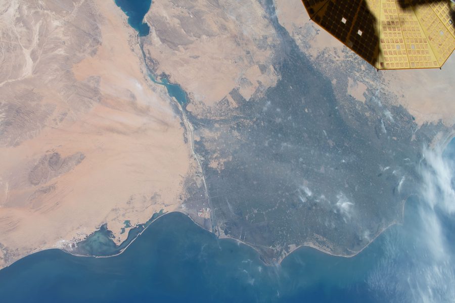 Image satellite de l'Égypte avec la mer Méditerranée, le Wadi al-Arich et les paysages du nord du Sinaï
