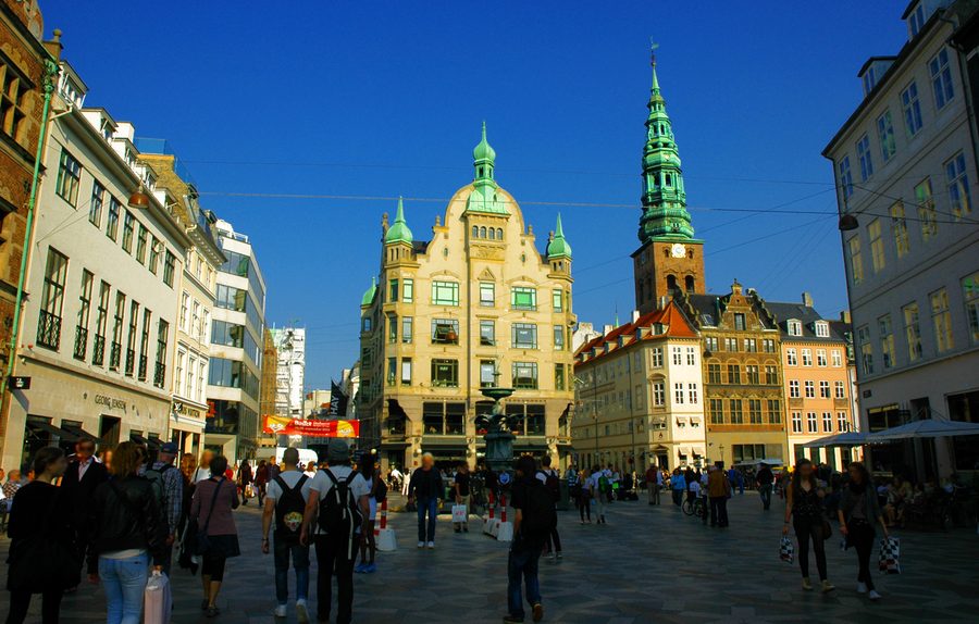 Personnes en promenade dans la zone piétonne Strøget à Copenhague