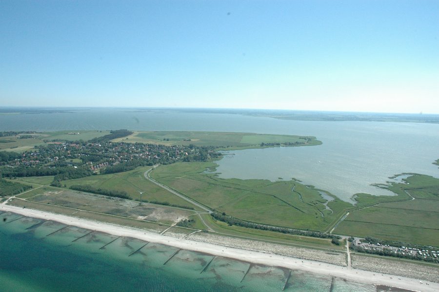 Vue aérienne des lagunes derrière Wustrow sur la péninsule de Fischland