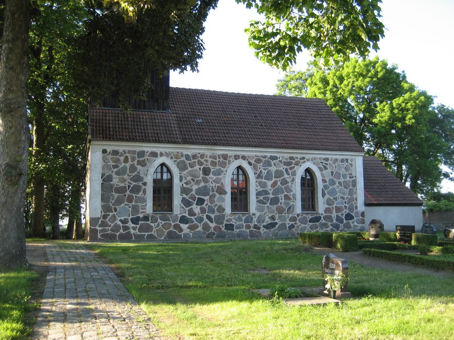 Église en pierres de champ à Polzow vue du sud