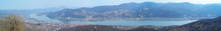 Vue panoramique de Nagymaros sur le Danube vers les monts de Visegrád