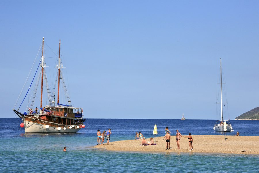 La fine langue de galets de Zlatni rat s’avançant dans la mer près de Bol à Brač.