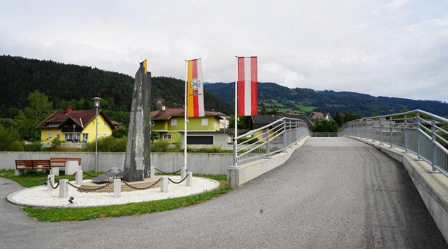 Piste cyclable à Lavamünd près du monument aux combattants de la défense lors de la Première et de la Seconde Guerre mondiale