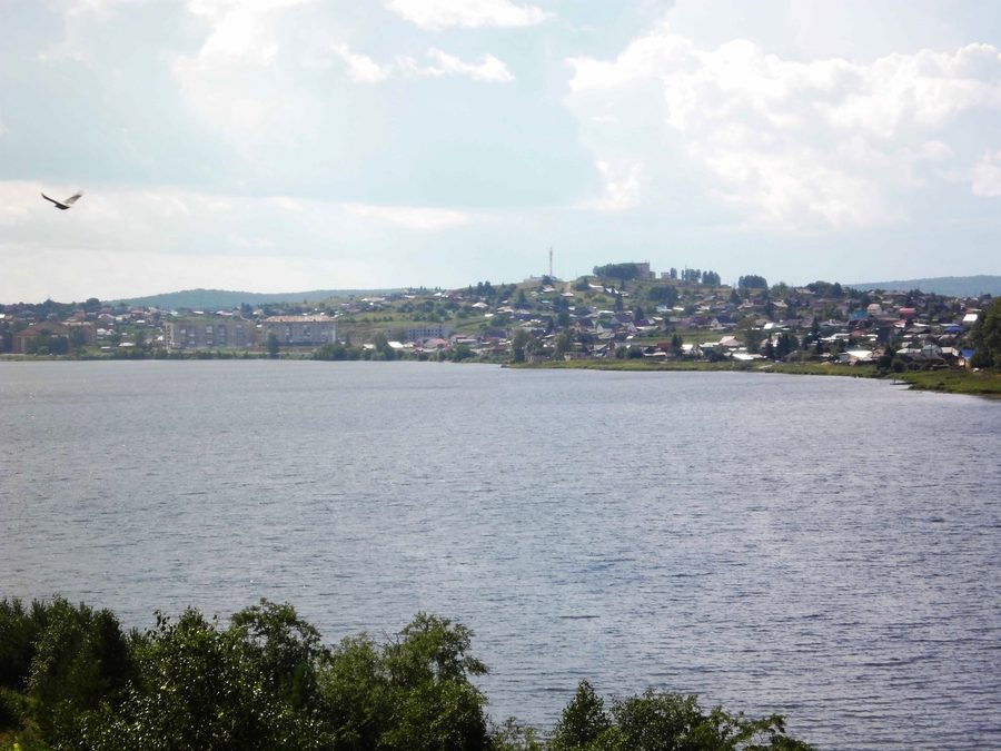 Étang de Verkhneoufaleïski dans la ville de Verkhni Oufalei sur la rivière Ufaleïka, vue depuis la rive sud-est