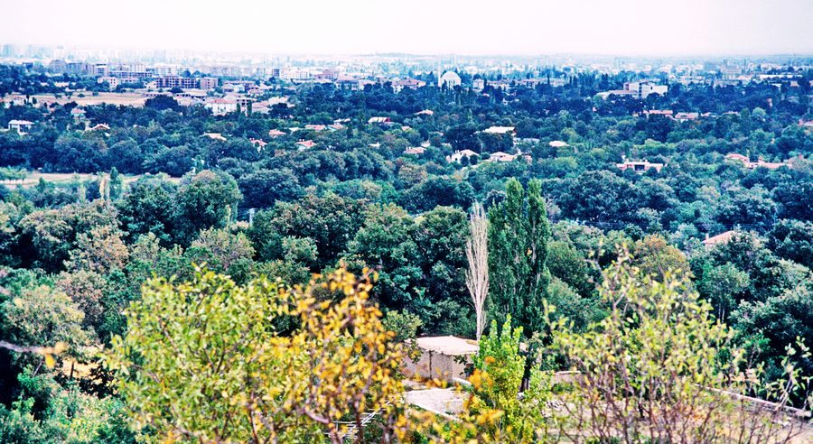 Jardins de Meram près de Konya devant l’escarpement du Loras Dağı