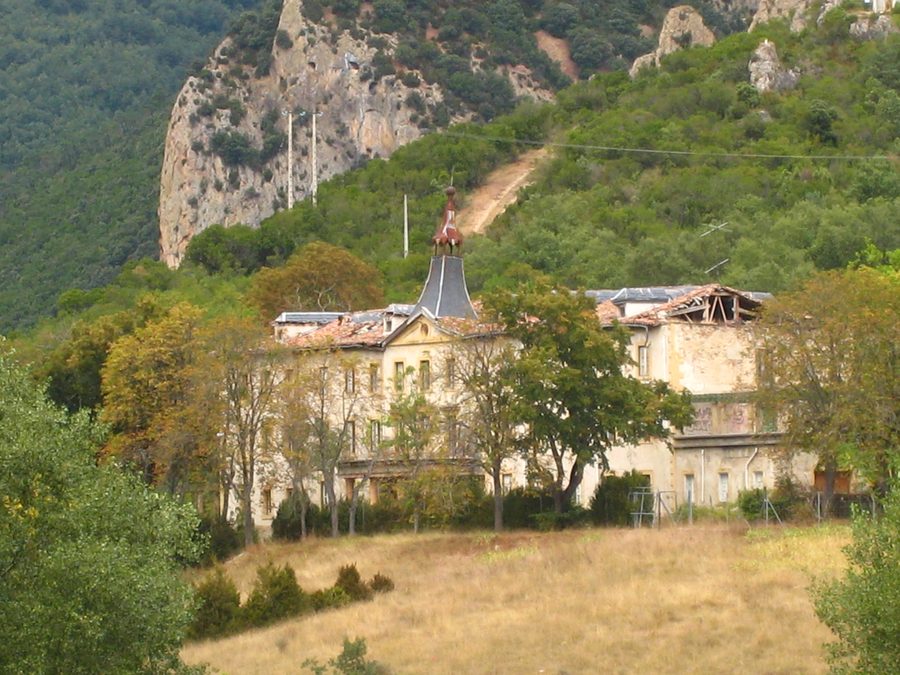 Balneario de Sobrón en Álava, dans le paysage des Hoces del Sobrón