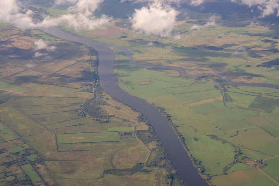 Vue aérienne du fleuve Neman entre la Lituanie et l'oblast de Kaliningrad