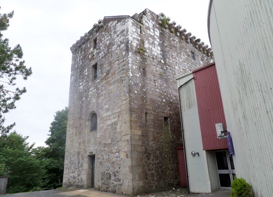 Tour du château de Mearns et église Maxwell Mearns Castle à East Renfrewshire, en Écosse