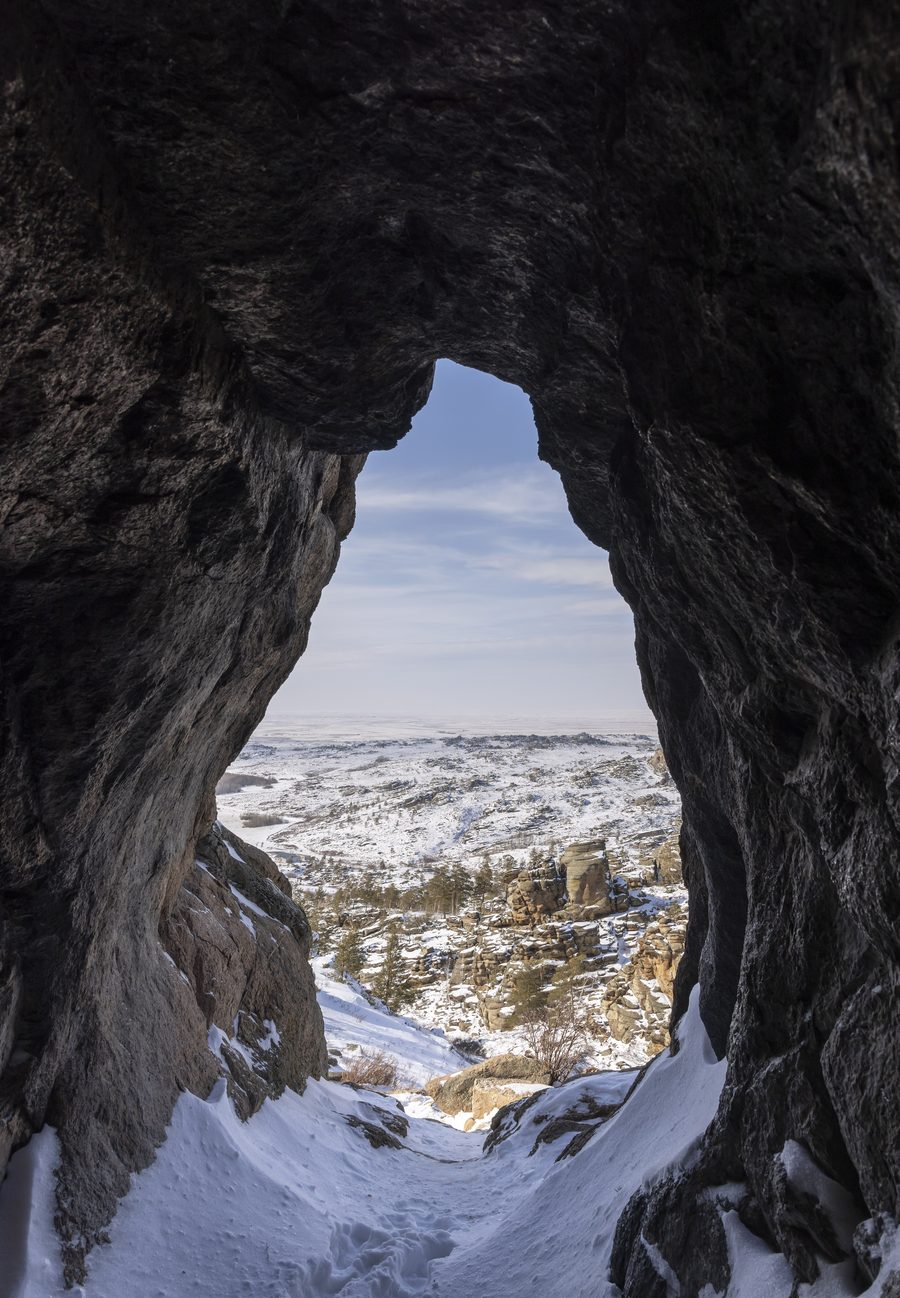 Entrée de la grotte Konyr-Auliye dans le parc national de Bayanaul