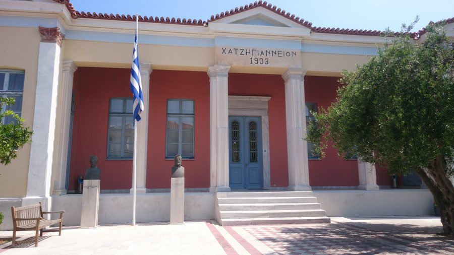 Chatzigianni Building à Karlovasi, Samos