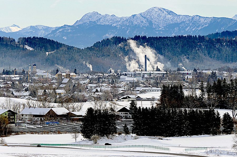 Vue depuis les environs de Schwabsoien sur Altenstadt et Schongau vers le paysage des Préalpes bavaroises