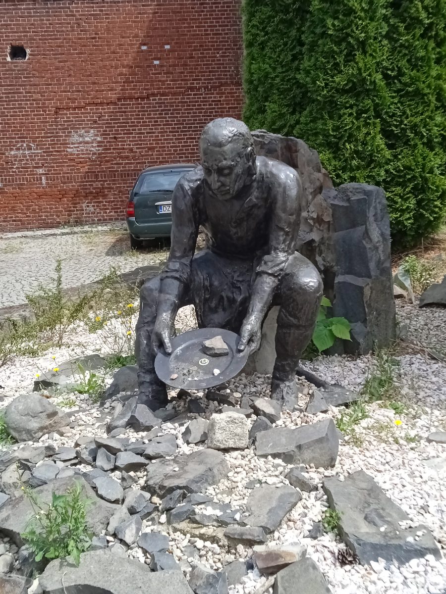 Sculpture d’un chercheur d’or à Złotoryja