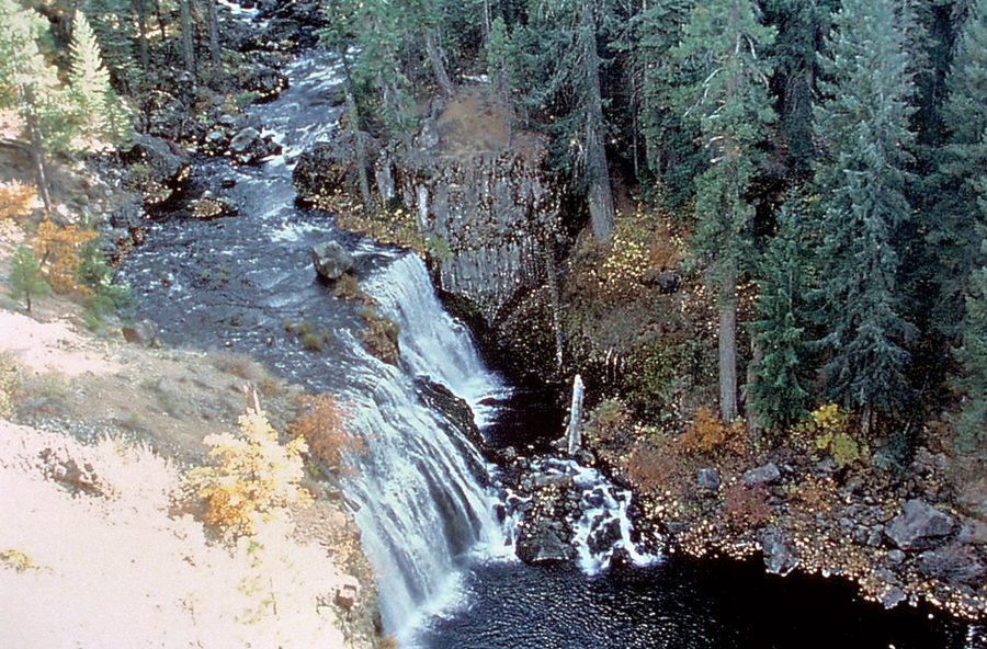 Middle McCloud Falls sur la rivière McCloud dans le comté de Siskiyou