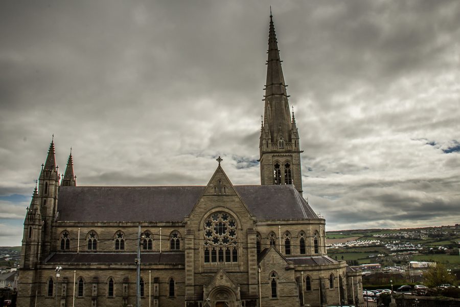 Vue extérieure de la cathédrale St Eunan et St Columba à Letterkenny