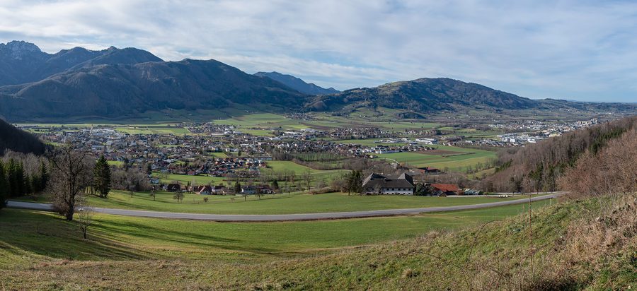 Vue sur Micheldorf et Kirchdorf an der Krems dans les collines de Haute-Autriche