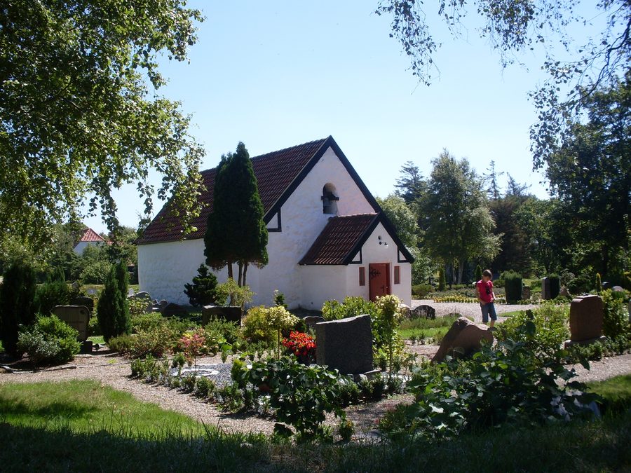L'église de Venø By en vue de côté